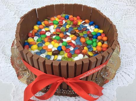 Tarta de galletas con lacasitos, kit kat y m&m's Tarta de galletas con lacasitos, kit kat y m&m's