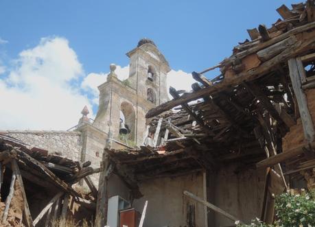 En las traseras de las calles principales, el pueblo va quedando en ruinas