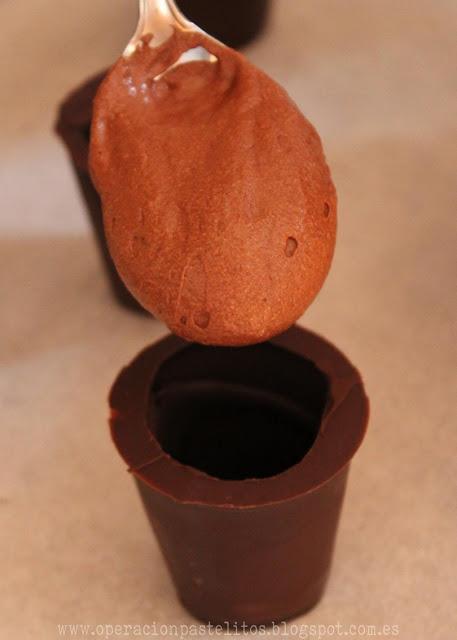Mousse de chocolate en vasitos con crema bicolor