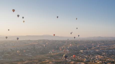 Al amanecer decenas de globos levantan el vuelo en Capadocia. Foto: Sara Gordón