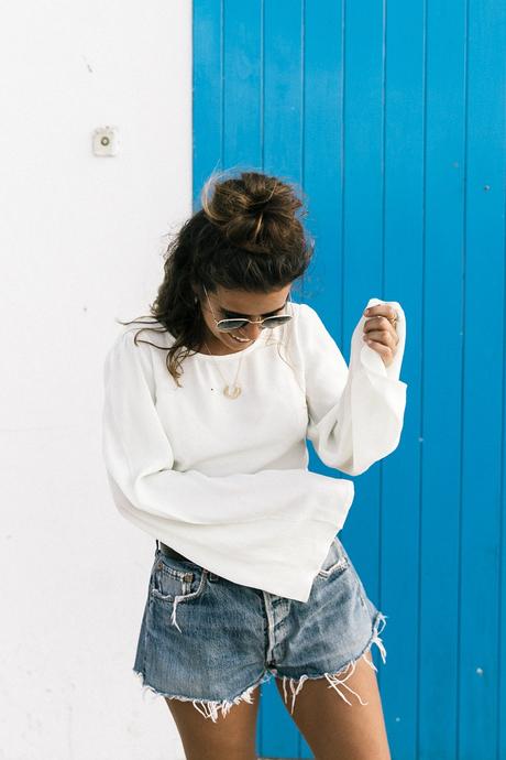 Levis_Vintage-Shorts-Denim-Open_Back_Top-Castaner_Espadrilles-Outfit-Formentera-Summer_Look-6