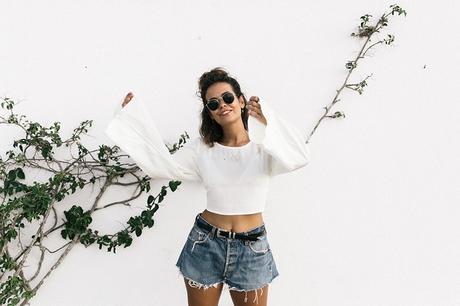 Levis_Vintage-Shorts-Denim-Open_Back_Top-Castaner_Espadrilles-Outfit-Formentera-Summer_Look-27