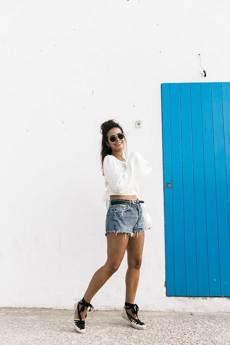 Levis_Vintage-Shorts-Denim-Open_Back_Top-Castaner_Espadrilles-Outfit-Formentera-Summer_Look-4