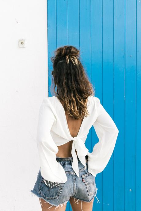 Levis_Vintage-Shorts-Denim-Open_Back_Top-Castaner_Espadrilles-Outfit-Formentera-Summer_Look-18