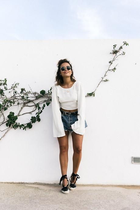 Levis_Vintage-Shorts-Denim-Open_Back_Top-Castaner_Espadrilles-Outfit-Formentera-Summer_Look-1