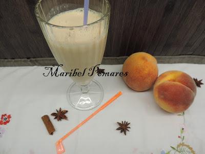 Smoothie de melocotón, melón con infusión frutos del bosque.