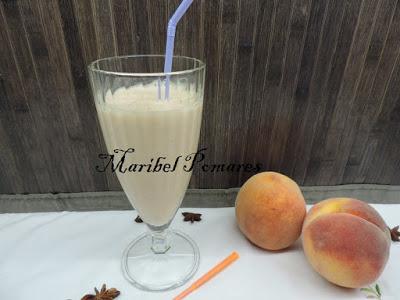 Smoothie de melocotón, melón con infusión frutos del bosque.