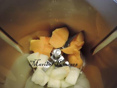 Smoothie de melocotón, melón con infusión frutos del bosque.