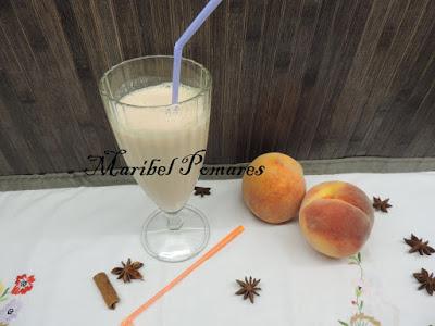 Smoothie de melocotón, melón con infusión frutos del bosque.