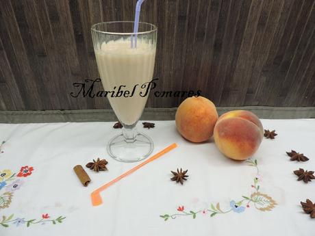 Smoothie de melocotón, melón con infusión frutos del bosque.