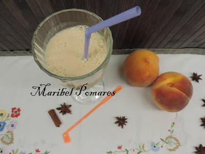 Smoothie de melocotón, melón con infusión frutos del bosque.