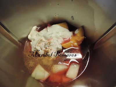 Smoothie de melocotón, melón con infusión frutos del bosque.