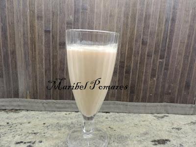 Smoothie de melocotón, melón con infusión frutos del bosque.