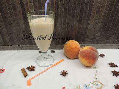 Smoothie de melocotón, melón con infusión frutos del bosque.