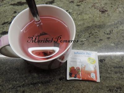 Smoothie de melocotón, melón con infusión frutos del bosque.