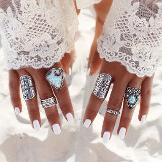 WHITE MANICURE