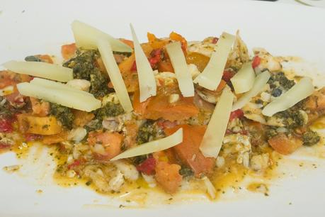 Lubina con verduras al pesto con queso semicurado