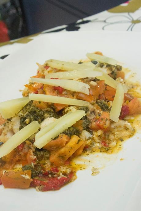 Lubina con verduras al pesto con queso semicurado