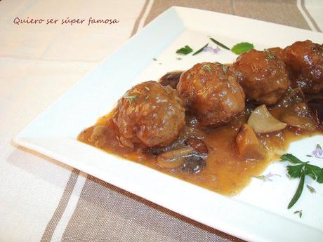 Albóndigas de ternera con setas en salsa de carne