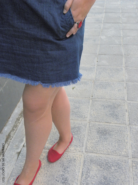 portada-los-looks-de-mi-armario-little-denim-dress-vestido-vaquero-ASOS-look-outfit-talla-grande-mujer-real-mujer-curvy-plus-size-vaquero-denim-jeans-combinacion-rojo-y-jeans