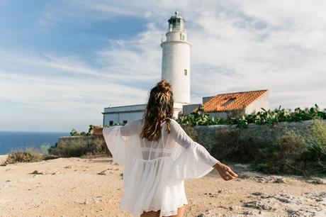 Faro_De_La_Mola-Formentera-Total_White_Outfit-Castaner_Espadrilles-Topknot-Outfit-Collage_On_THe_Road-Sumemr_LOOK-26
