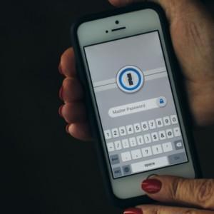 Un nuevo malware ataca a los dispositivos de Apple que tienen ‘jail-break’ password-prompt-screen-on-iphone