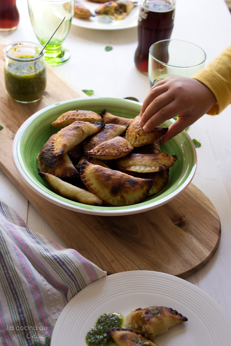 Empanadillas de ternera con salsa chimichurri de orégano