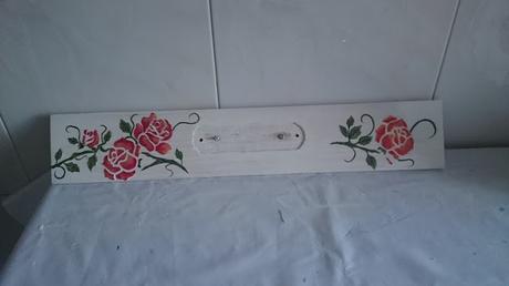 Percha con relieve