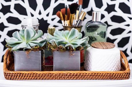 Cesta y detalles en el baño