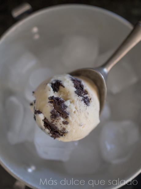 Helado de vainilla con galletas oreo