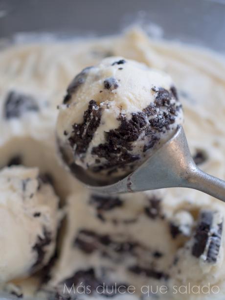 Helado de vainilla con galletas oreo