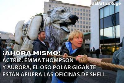 OSO POLAR GIGANTE AFUERA DE LAS OFICINAS DE SHELL