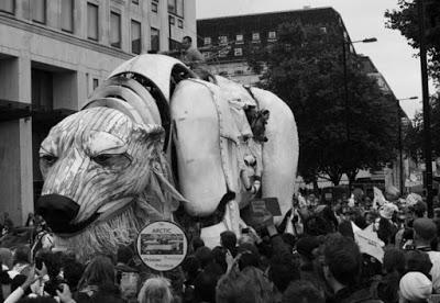 OSO POLAR GIGANTE AFUERA DE LAS OFICINAS DE SHELL