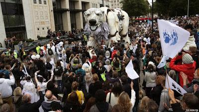 OSO POLAR GIGANTE AFUERA DE LAS OFICINAS DE SHELL