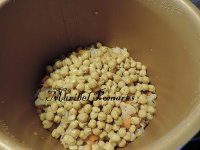 Garbanzos con coliflor, zanahoria, calabaza y huevo.