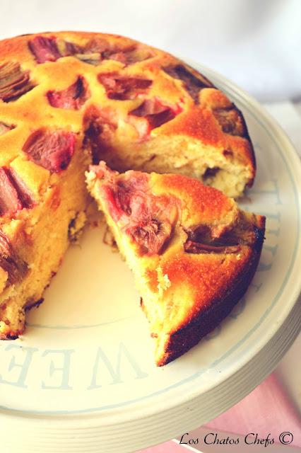 Pastel de ruibarbo y polenta