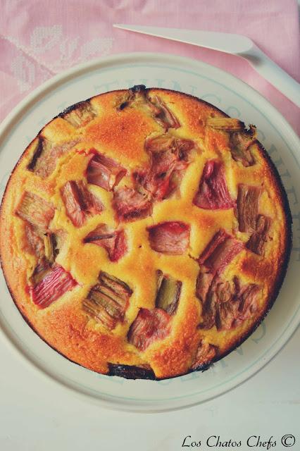 Pastel de ruibarbo y polenta.