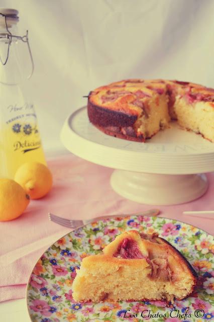 Pastel de ruibarbo y polenta.