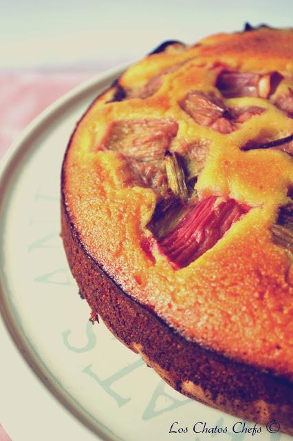 Pastel de ruibarbo y polenta.