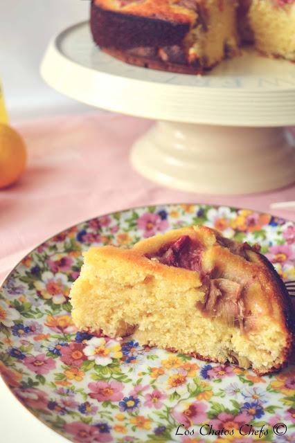 Pastel de ruibarbo y polenta.