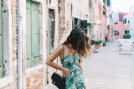 Tropical_Jumpsuit-Espadrilles-Chanel_Vintage_Bag-Outfit-Venezia-Summer-Collage_On_The_Road-9