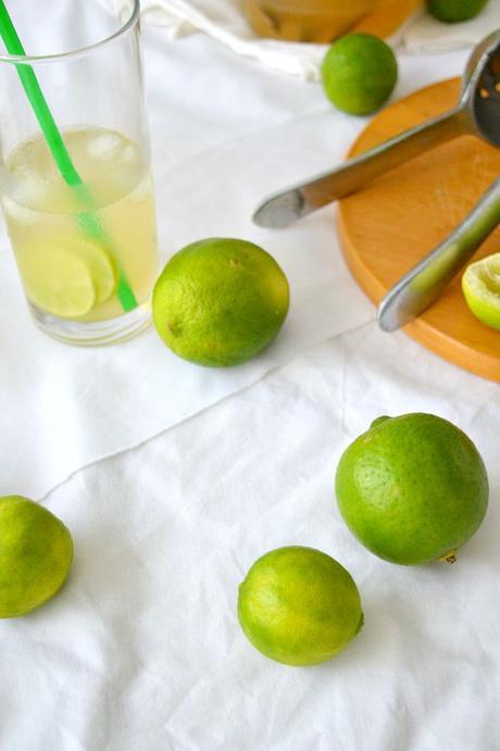 Limonada de limón peruano con hierbabuena