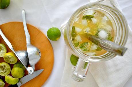 Limonada de limón peruano con hierbabuena
