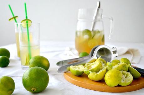 Limonada de limón peruano con hierbabuena