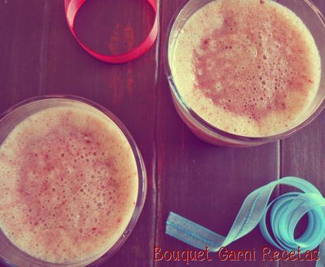 Smoothie de frutillas y banana (sin endulzantes de ningún tipo)