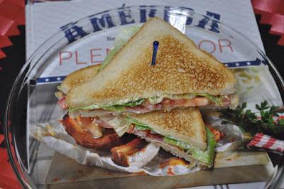 Bacon-Lettuce-Tomato Sandwich ( Sándwich de beicon, lechuga y tomate )