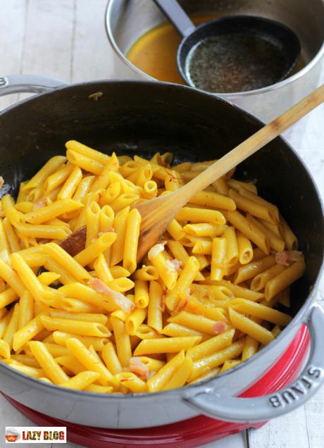 Penne al azafrán. Receta de pasta italiana cocinada como si fuera risotto