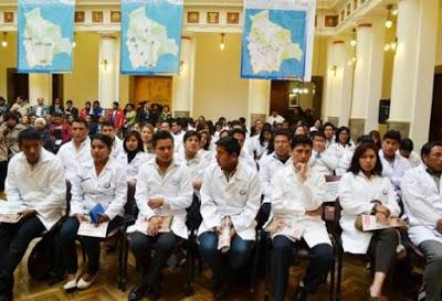 Evo Morales despidió a médicos que cursarán especialidades en Cuba