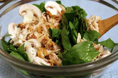 Ensalada de pollo al limón y orégano, con espinaca y champiñones