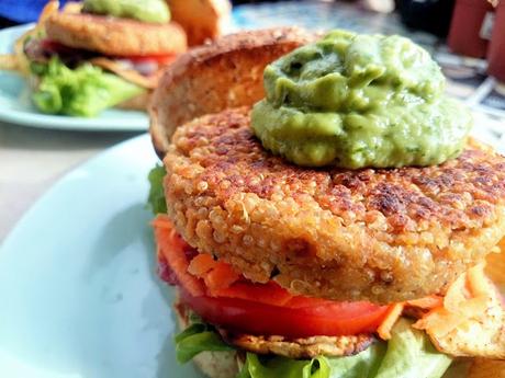 Hamburguesas de quinoa, garbanzos y soja texturizada